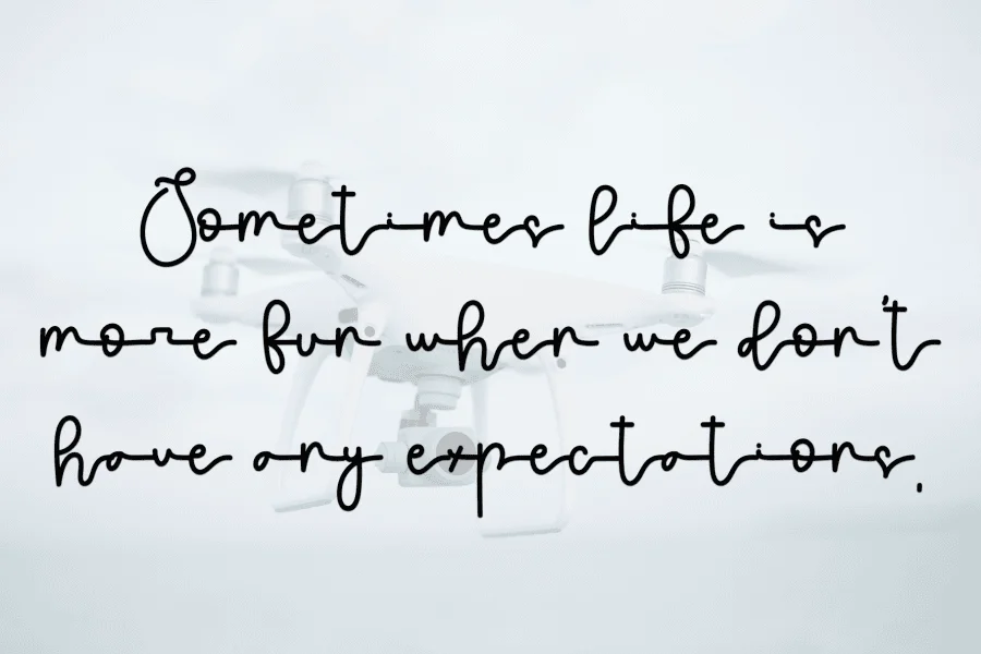 Hello Minimalist Font preview 6